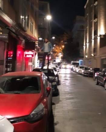 بالصورة – ممثل تركي وسيم نجم مسلسل شهير يقوم بتصرفات غريبة في الشارع... والجميع 