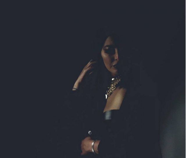 بالصور – تورم وجه فنانة خليجية يحدث ضجة كبرى... وهي توضح السبب