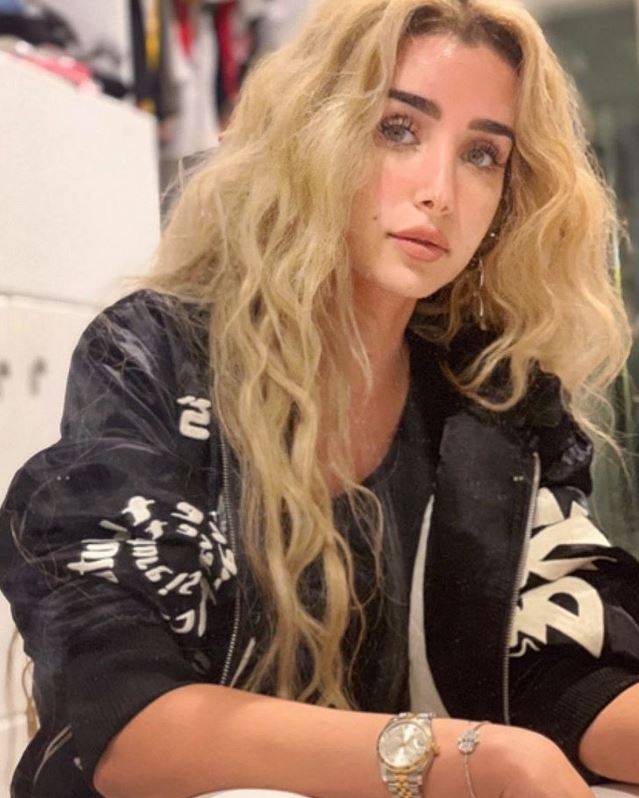 بالصورة - بعد تخليها عن ملابس الحداد هنا الزاهد تحتفل