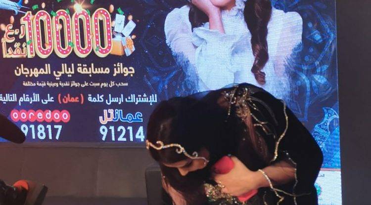 بالفيديو - فنانة بحرينية تثير الجدل بقبلتها لإعلامي خليجي