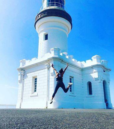 بالصور – مشاهدة تنبه إعلامية شهيرة إلى ورم في عنقها... ما قصتها مع سرطان الغدة؟