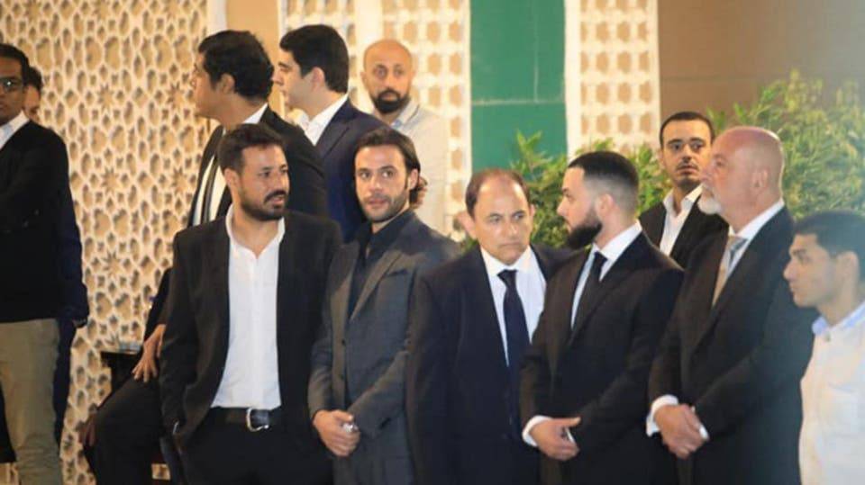 بعد غيابه عن الدفن... أخ هيثم أحمد زكي يحضر العزاء بصحبة مي نور الشريف