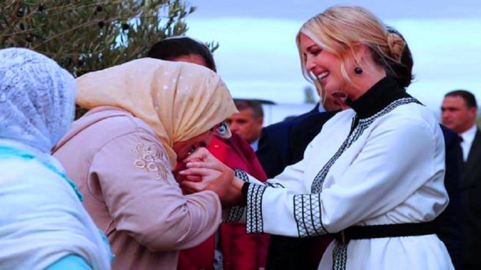 بالفيديو - مغربية تثير الجدل بتقبيل يد إيفانكا ترامب