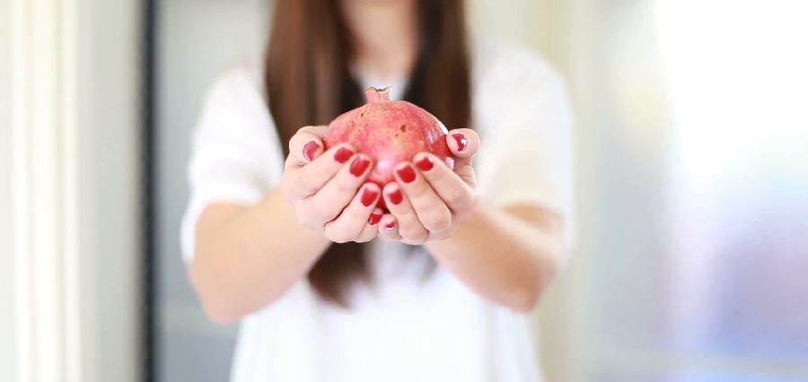 هكذا تستخدمين الرمان لتصبح بشرتك أصغر بسنوات كثيرة