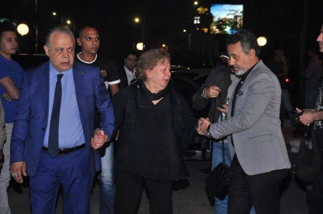 بالصور - سمية الألفي تنهار في عزاء هيثم أحمد زكي