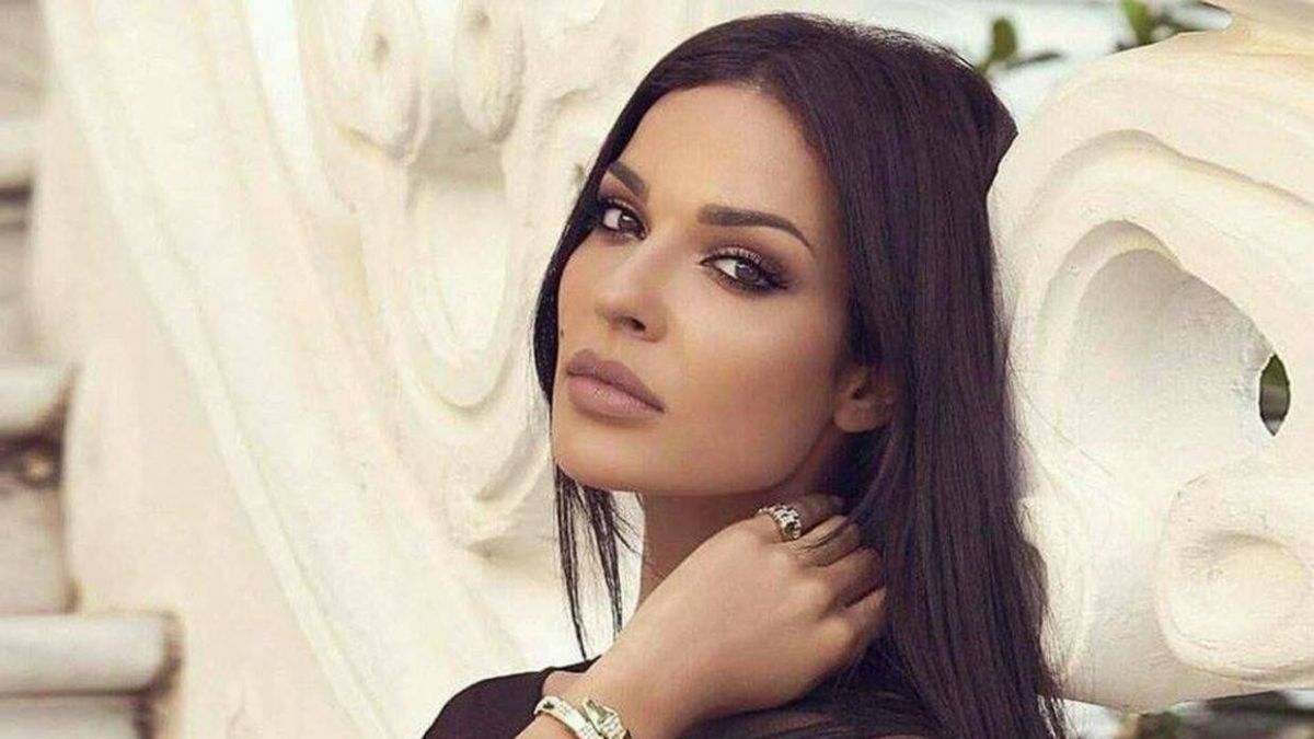 بالفيديو - نادين نسيب نجيم تقفز في حوض السباحة بملابسها