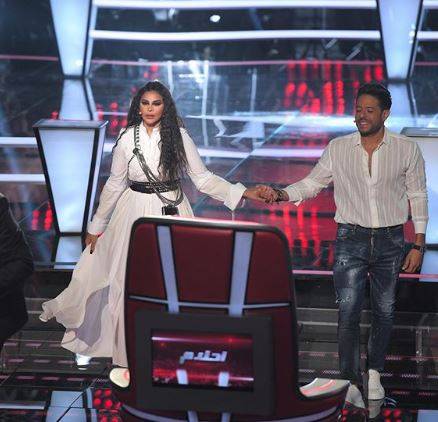 بالفيديو - متسابق في thevoice يبكي ويقبل يد أحلام بعد اعطائه هدية ثمينة