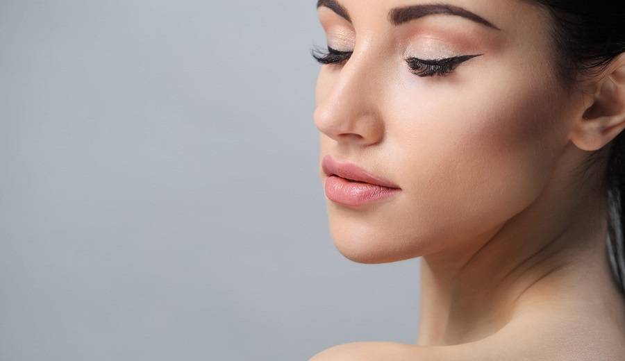 لن تتخيلي سهولة هذه الحيلة لإطالة الرموش... لم تنتبهي للمكونات يوماً