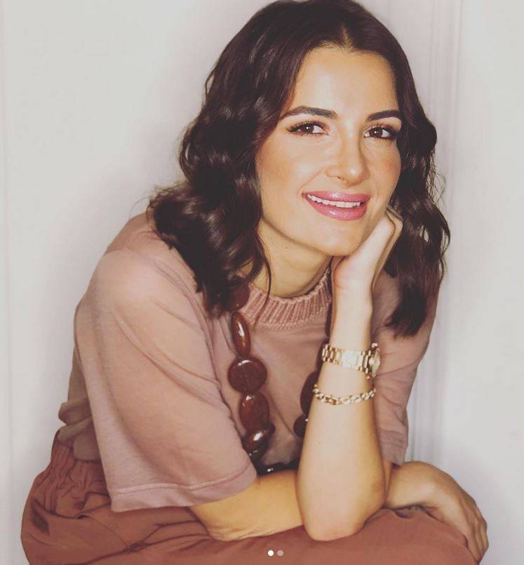 بالصورة – إبنة أصالة تشعل المواقع بطريقة جلوسها باللباس القصير