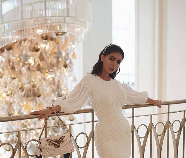 بالصورة – شمس الملا تفاجئ الجميع بإطلالة أنيقة ومحتشمة... شاهدوها