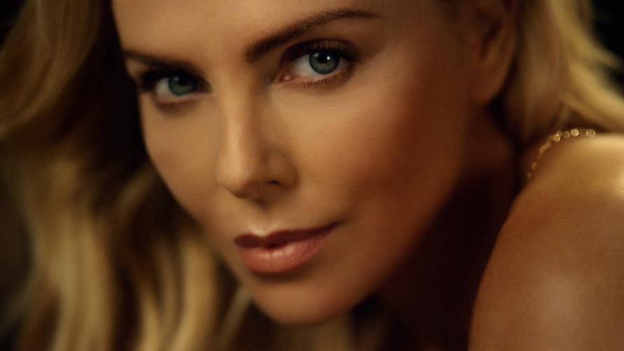 قطرة واحدة من J'ADORE تكفي للتمتع بسحر Dior الإستثنائي