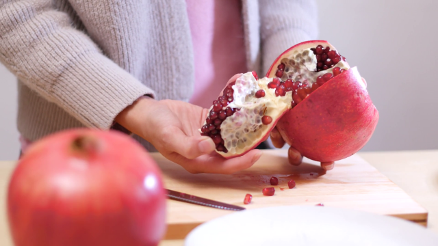 هكذا تحضرين مقشر الرمان والسكر للحصول على بشرة الأطفال