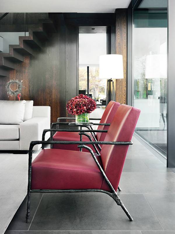 فصيل من مقاعد في صالة الجلوس، مصاغ من البرونز والجلد ذي اللون العنابي