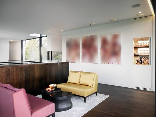 جلسة هادئة في ركن تتقاطع معه ممرّات مزينة بأعمال ولوحات فنية