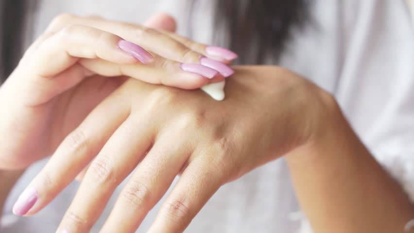 هذا ما يجب أن تضيفيه إلى اللبن لتحصلي على يدين ناصعتي البياض