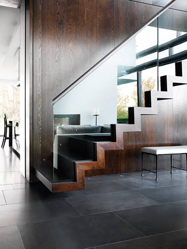  درج من خشب السنديان بدرابزين من الزجاج، ومتّكأ لليد من الجلد