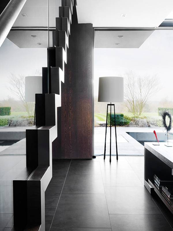 ركن من صالة الجلوس المطلّة على الترّاسات وبركة المياه الخارجية