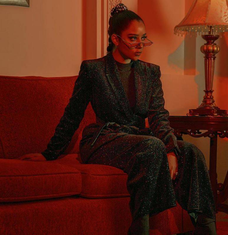 بالفيديو – بلقيس تفاجئ الجميع بأكسسوار شعرها الغريب... شاهدوها