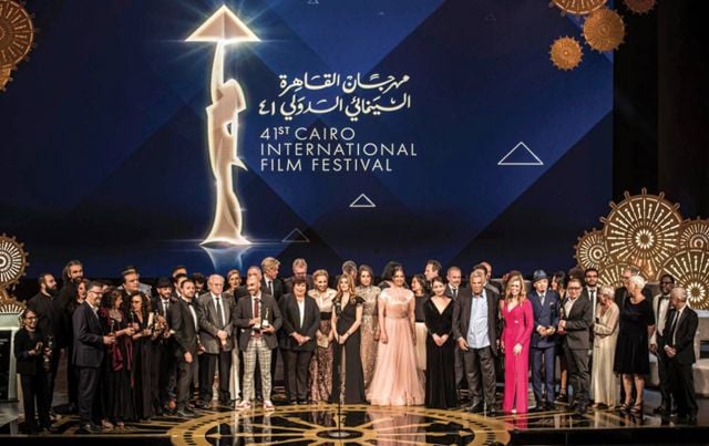 ختام مهرجان القاهرة السينمائي الدولي الـ41:
حب ومفاجآت وإطلالات غريبة