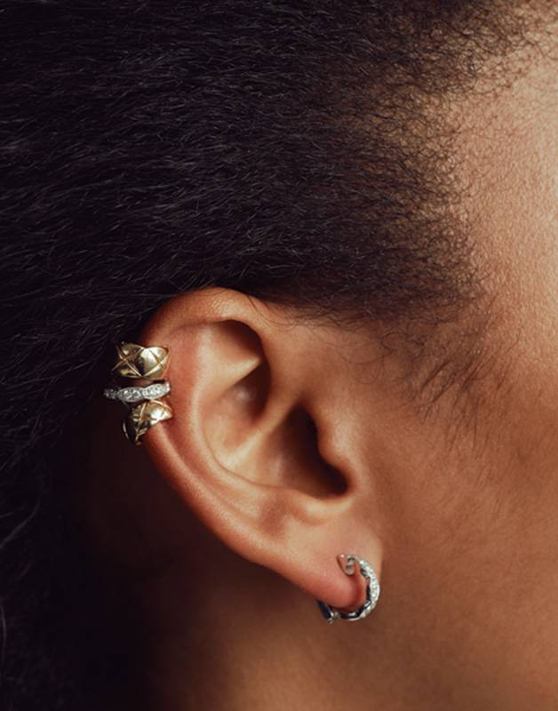 المجوهرات أقراط الأذنين Coco Crush من الذهب الأبيض والأصفر بعيار 18 قيراط مع الماس من مجوهرات شانيل الراقية CHANEL Fine Jewelry.