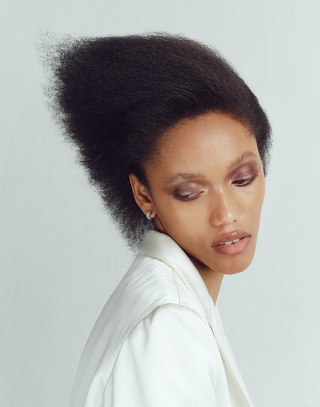 الماكياج الظلال Les 4 Ombres Eyeshadow Palette in Lumière Et Opulence  المجوهرات أقراط الأذنين Coco Crush من الذهب الأبيض بعيار 18 قيراط مع الماس من مجوهرات شانيل الراقية CHANEL Fine Jewelry.