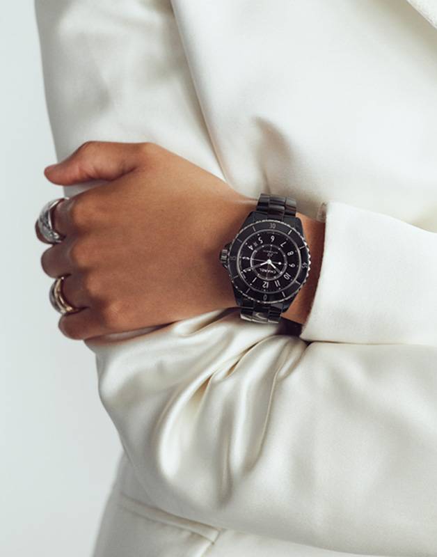 المجوهرات ساعة J12 Watch من السيراميك الأسود والفولاذ، مع قرص من اللك الأسود. عيار 12.1. تعبئة ذاتية، حركة ميكانيكية، من ساعات شانيل CHANEL Watches. خواتم Coco Crush من الذهب الأبيض بعيار 18 قيراط مع الماس والذهب الأصفر بعيار 18 قيراط مع الماس من مجوهرات شانيل الراقية CHANEL Fine Jewelry.