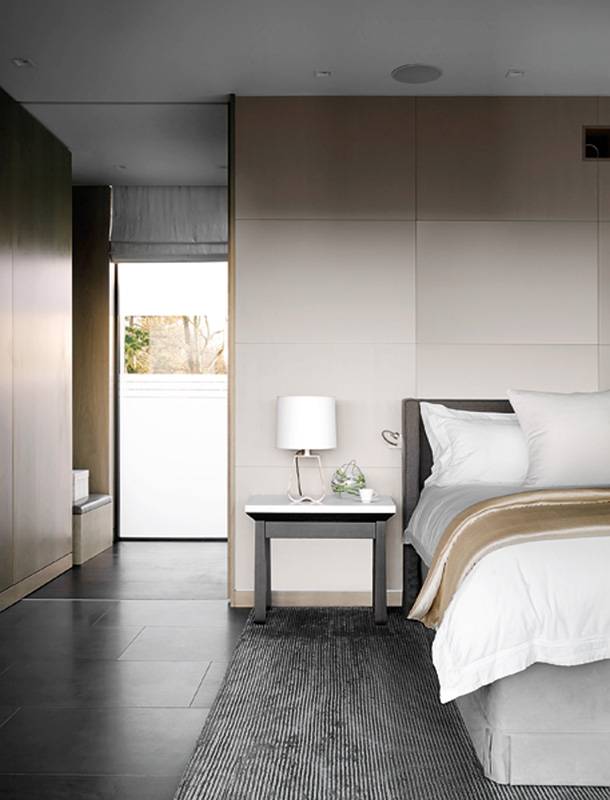 جانب من غرفة النوم الرئيسة