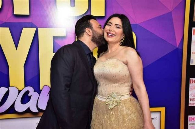 للمرة الثانية عبير صبري وزوجها يشعلان مواقع التواصل بالقبلات