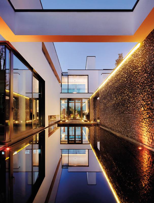  مشهد من الإضاءة التي تزيّن الجدار وأحواض المياه في الخارج