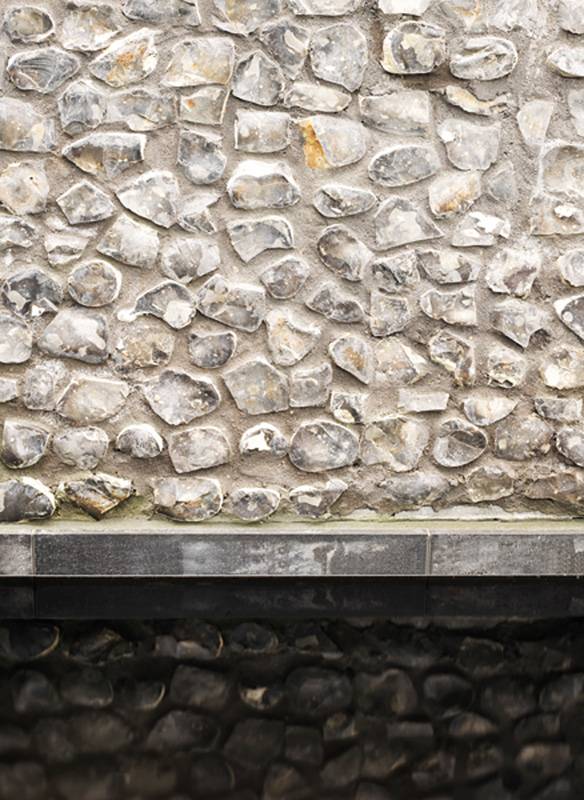  تفصيل من الجدران الخارجية المرصعة بحجر الصوان