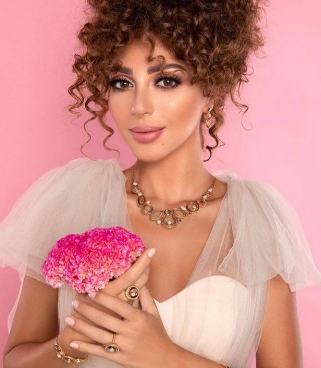 بالفيديو – ميريام فارس تتوقف عن الغناء في السعودية وتطلب الإسعاف... ما القصة؟