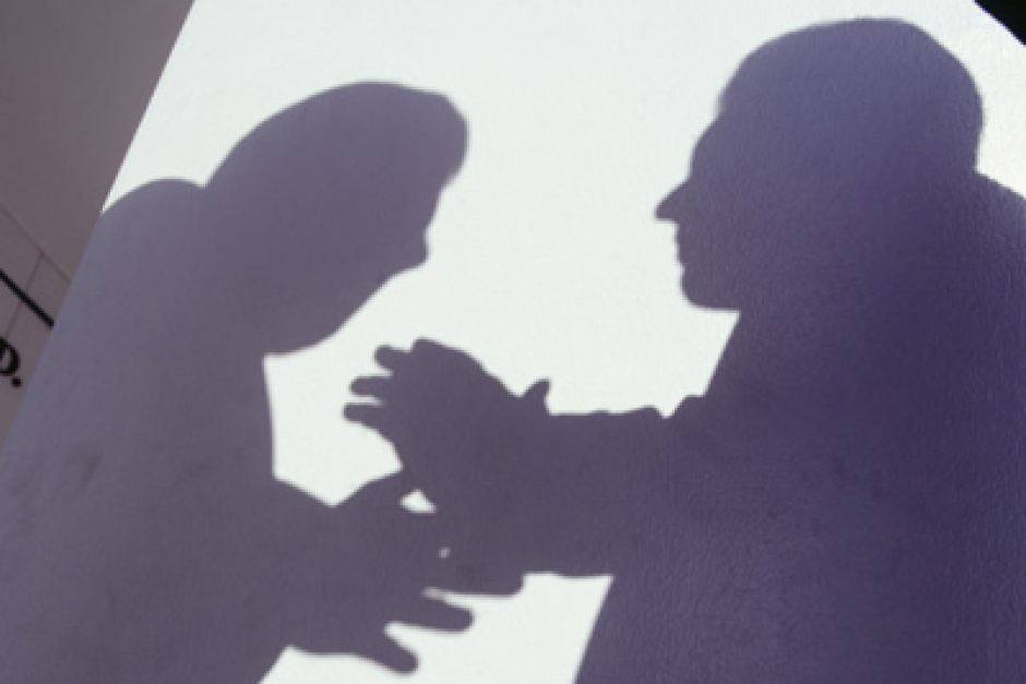 بالفيديو – فنان سوري يمنع زميلاً له من مواصلة الغناء في هذا الحفل... شاهدوا ما فعله
