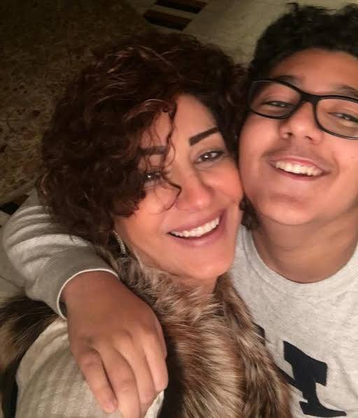 بعد رقصه في الشارع وهو يخلع ملابسه.. وفاء عامر تدافع عن ابنها وتوضح القصة