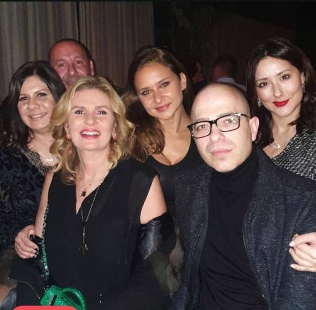 نيللي كريم ويسرا مع أصدقائهما