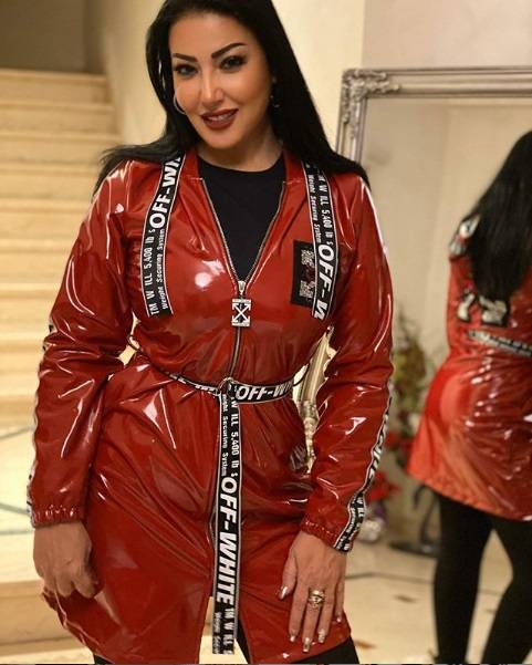 سمية الخشاب وتظهر الدبلة في يدها اليسرى