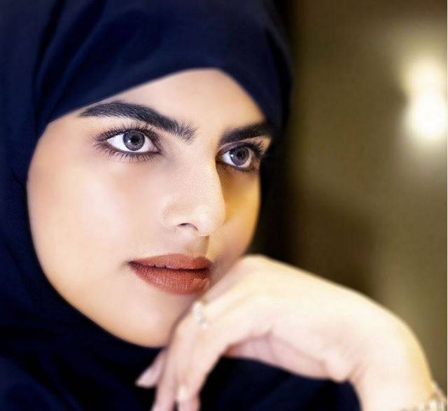 بالفيديو – سارة الودعاني تحلق حاجبها... شاهدوا كيف أصبح