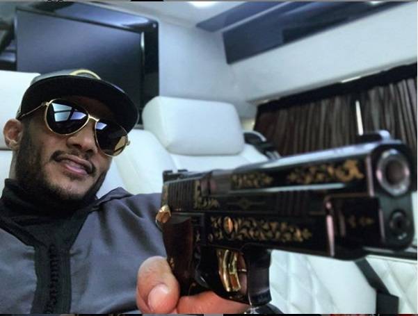 بعد قيادته طائرة.. محمد رمضان يثير الجدل مرة أخرى بمسدس داخلها