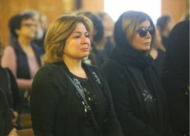 دموع النجوم وانهيار إلهام شاهين في جنازة المخرج الراحل سمير سيف