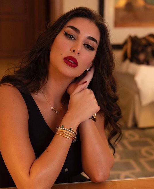 بالصورة – ياسمين صبري تدهش الجميع بجلسة على السرير بفستان الشبك