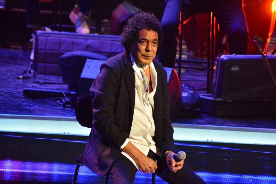 بالفيديو - محمد منير يكشف طبيعة مرضه وسر جلوسه على كرسي وقت الغناء
