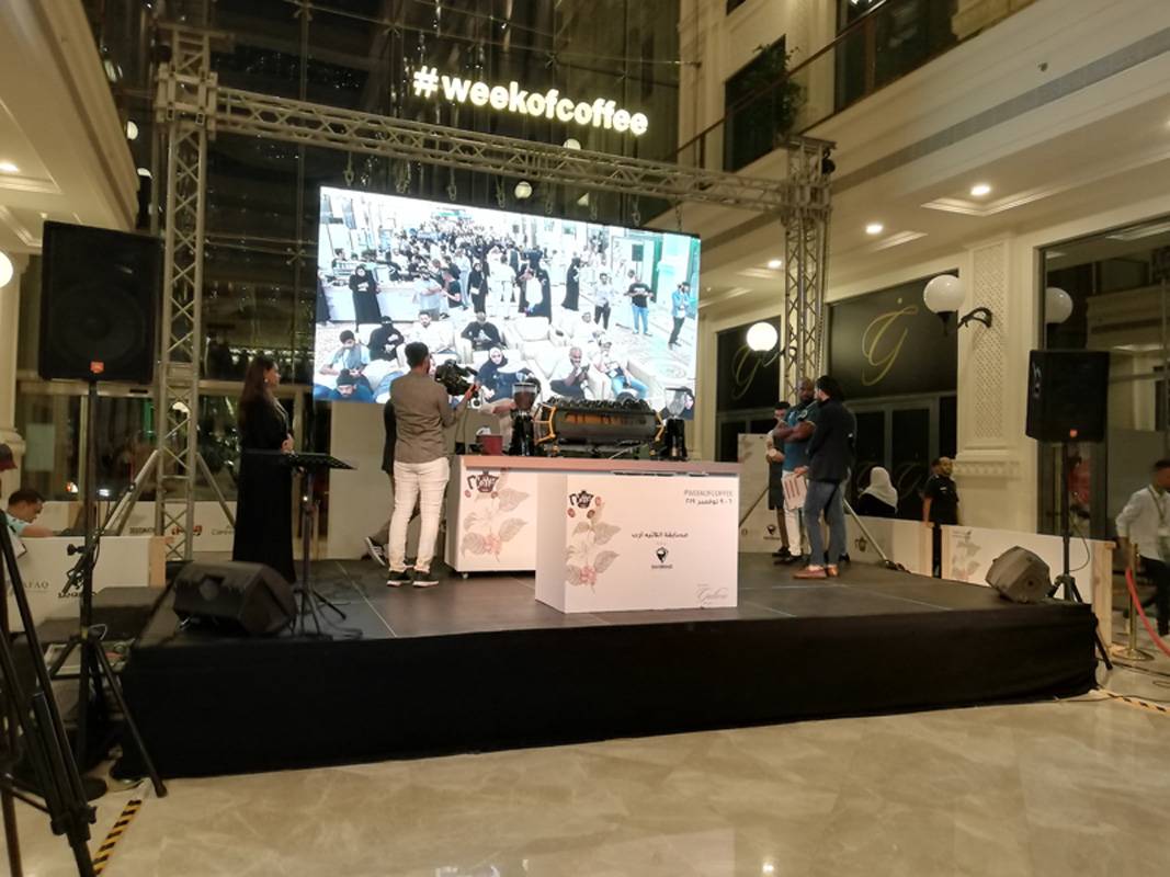 خمسة آلاف شخص يجسدون قصة عشق السعوديين للقهوة في
