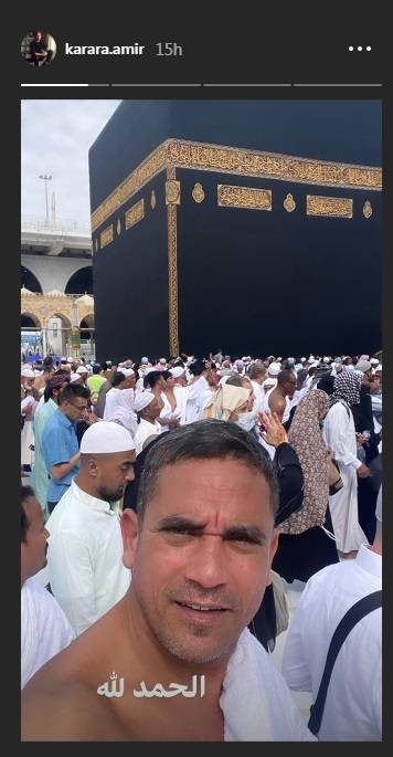 أمير كرارة أمام الكعبة