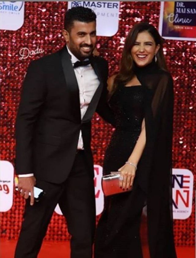 مي عمر وضحك بعد أن داس زوجها على ديل الفستان