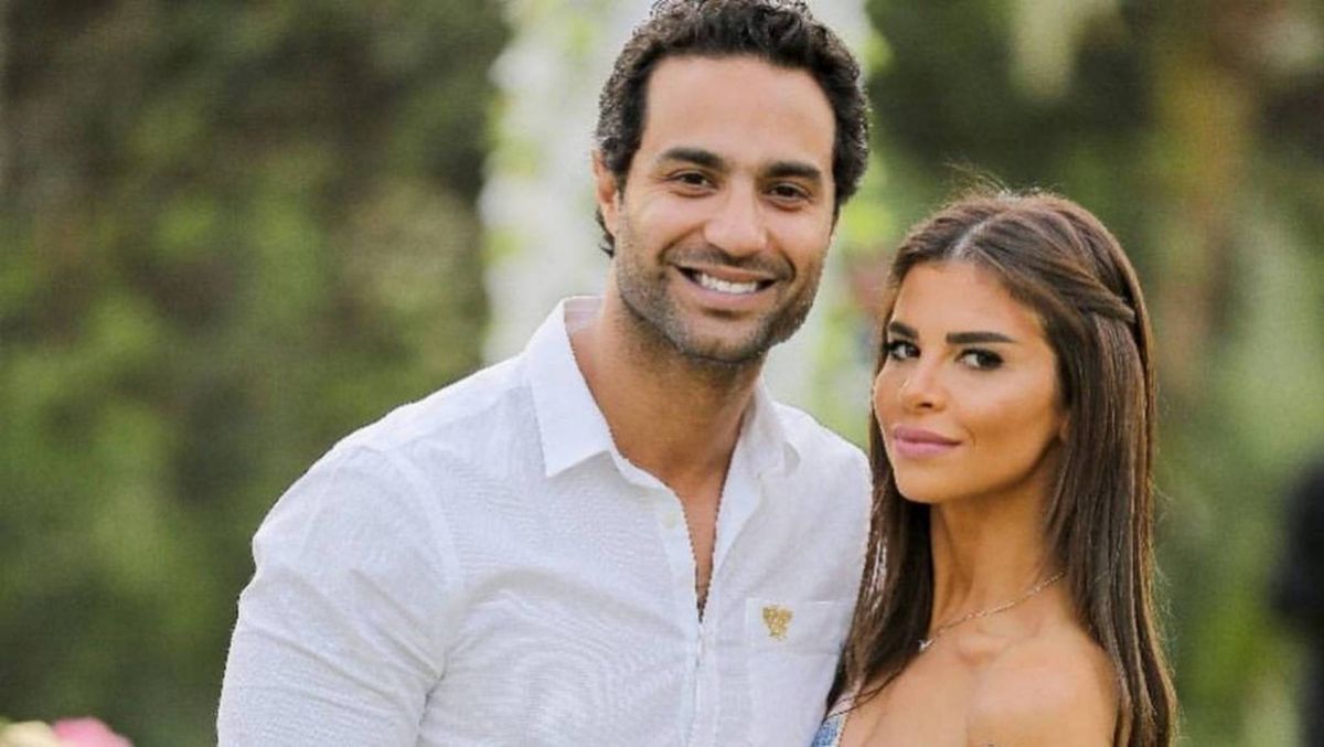 بالفيديو - كريم فهمي يشعل مواقع التواصل بقبلاته لزوجته في عيد ميلاده