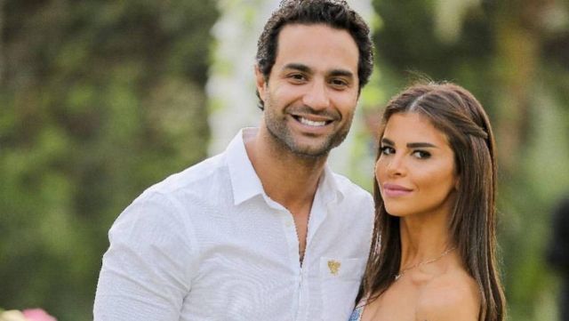 بالفيديو - كريم فهمي يشعل مواقع التواصل بقبلاته لزوجته في عيد ميلاده