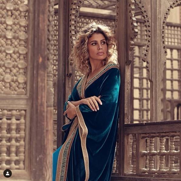 بإطلالة دينا الشربيني وعدسة مصور عمرو دياب.. زينة عاشور تثير الجدل