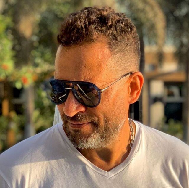 بالصورة- ماجد المصري يذيب القلوب بقبلة ووقفة رومنسية مع زوجته... 