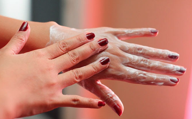 مزيج من الحليب وهذه الفاكهة يحمي بشرة يديك من التجاعيد