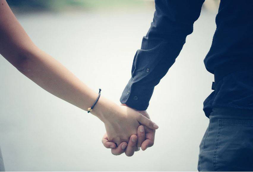بالصور - الشبه الكبير بين هذا الفنان المصري وزوجته يذهل الجميع.. شاهدوهما