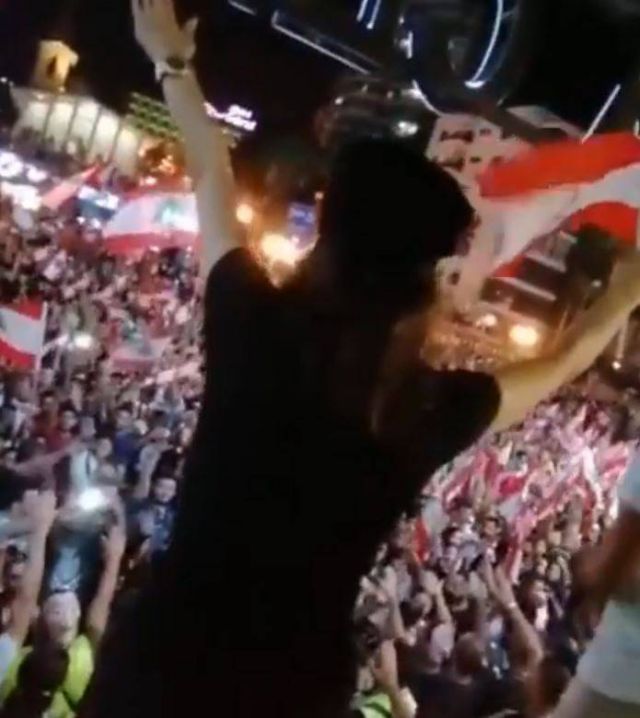 بالفيديو - فنانة لبنانية تبكي على الهواء والمذيع يحاول تهدئتها... هذا ما حدث